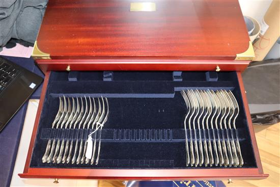 A canteen of Mappin & Webb sterling silver Kings pattern flatware, setting for twelve, approx 145oz (weighable)